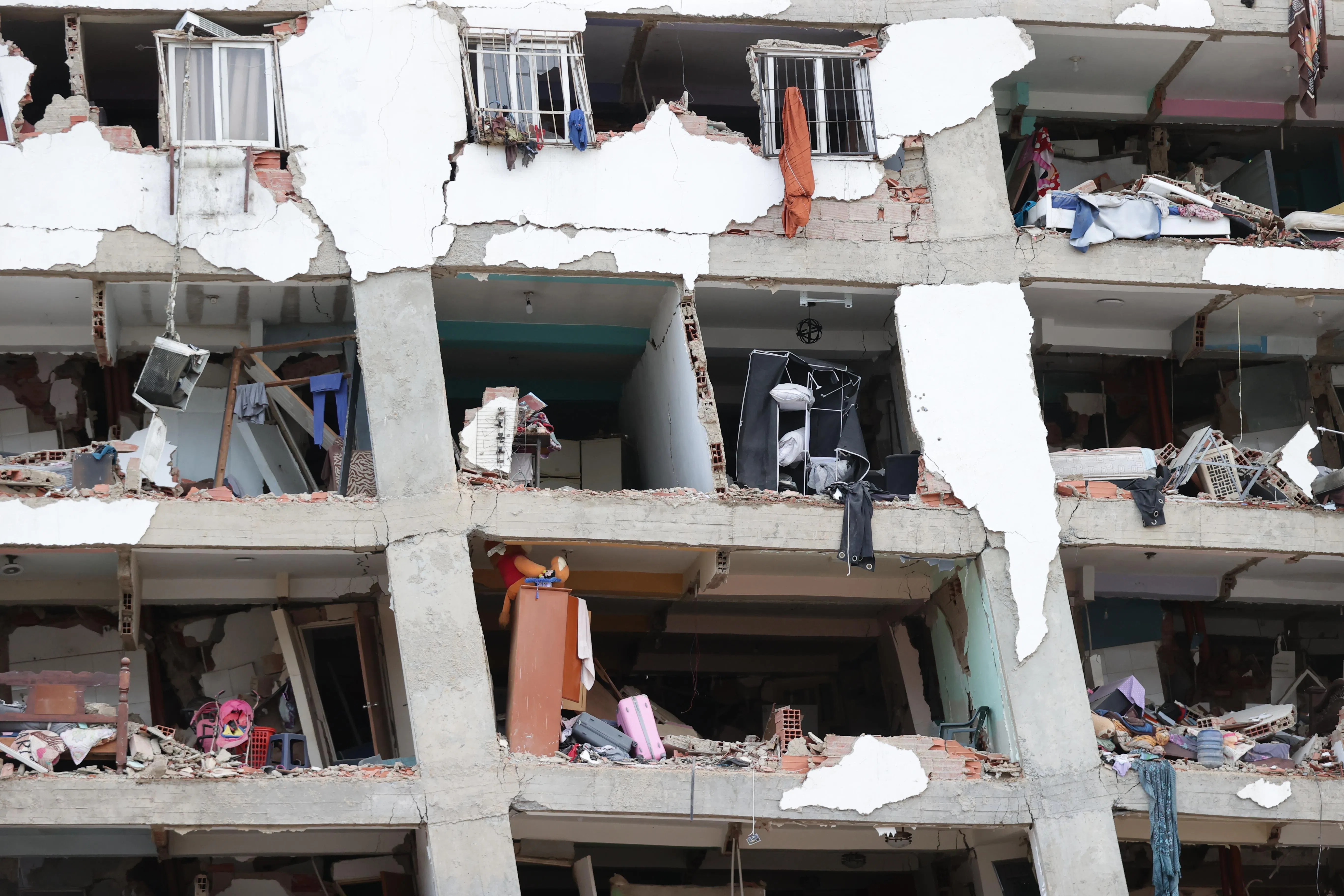 epa13063484 A damaged apartment building following the twin 7.2 and 7.5-magnitude earthquakes that struck the country, in Catia la Mar, Venezuela, 25 June 2026. At least 32 people were killed and 700 were injured after two back-to-back earthquakes hit north-central Venezuela in rapid succession, triggering the collapse of buildings, cracking facades, and prompting a national state of emergency, according to Venezuela's acting President Delcy Rodriguez.  EPA/RONALD PENA R