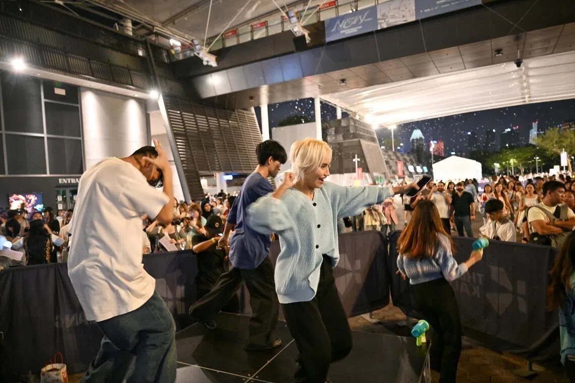 The Kallang, which houses National Stadium, engaged local dance crew Double R. Squad to entertain fans leaving K-pop group Seventeen's concert.