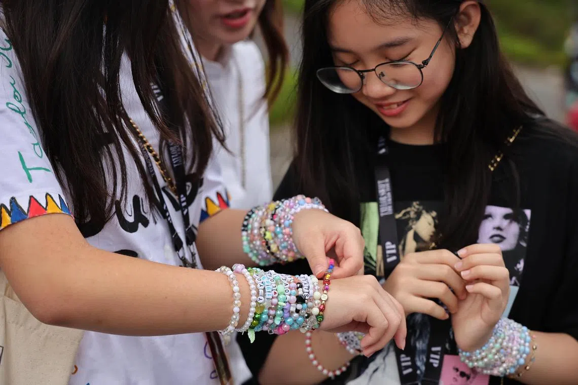 ST20240302_202493062262/pixtaylor02/Jason Quah

Fans exchanging friendship bracelets outside Kallang Wave Mall on March 2, 2024.