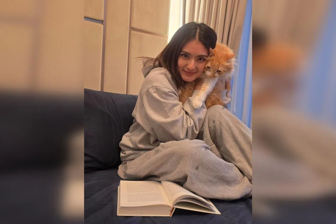 Actress Hong Ling enjoys spending time with her cats. 