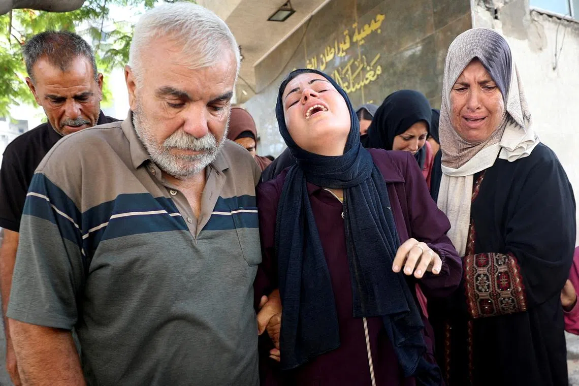 FILE PHOTO: Mourners react during the funeral of Palestinians who were killed by Israeli fire while trying to receive aid in central Gaza Strip, according to the Gaza Health Ministry, at Al-Shifa hospital, in Gaza City, June 24, 2025. REUTERS/Mahmoud Issa/File Photo