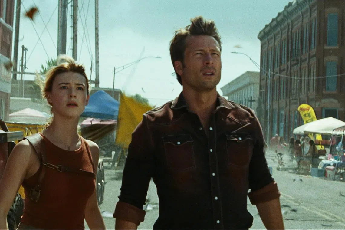 LR Daisy Edgar-Jones and Glen Powell in Twisters

source: WBEI