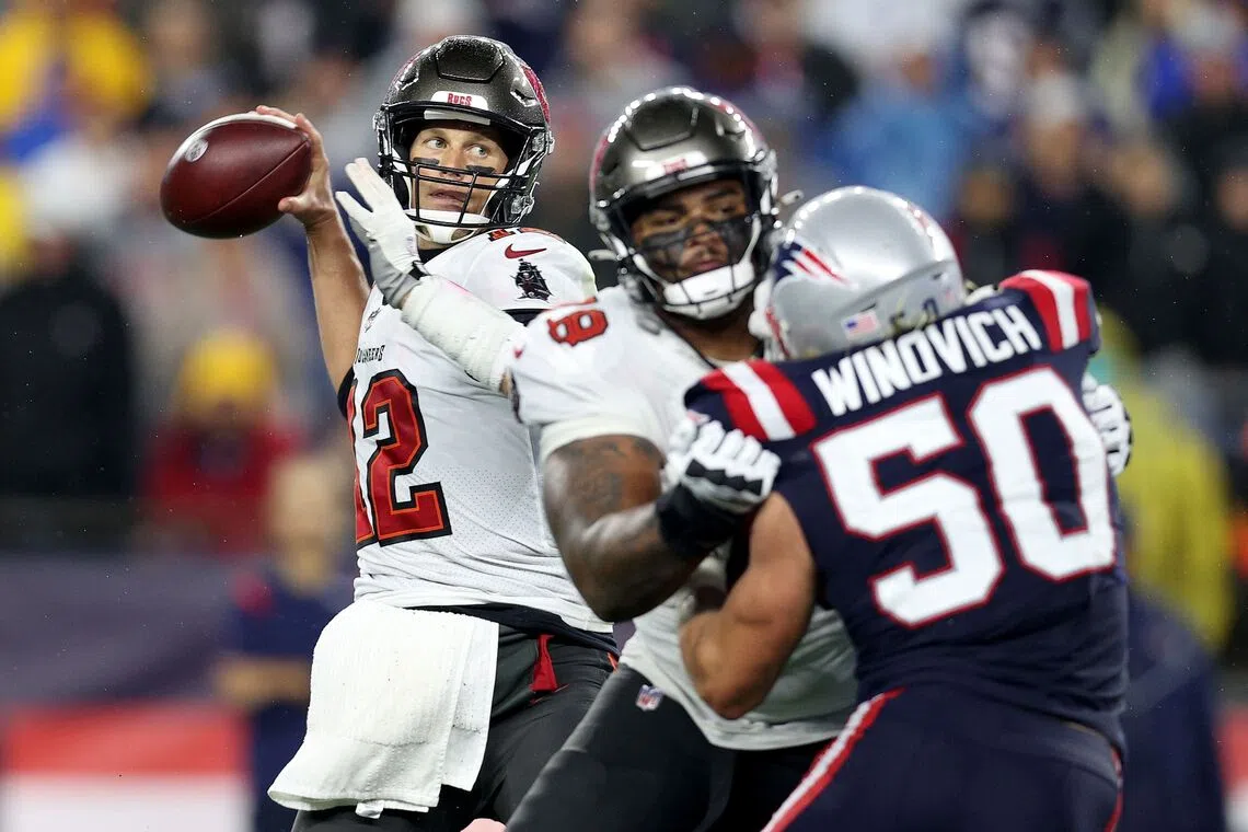 Tom Brady (left) of the Tampa Bay Buccaneers in a game in 2021.