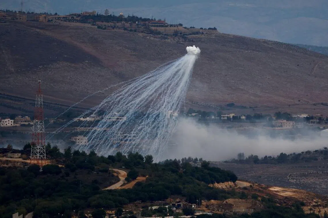 FILE PHOTO: White phosphorus fired by Israeli army to create a smoke screen, is seen on the Israel-Lebanon border in northern Israel, November 12, 2023. REUTERS/Evelyn Hockstein /File Photo