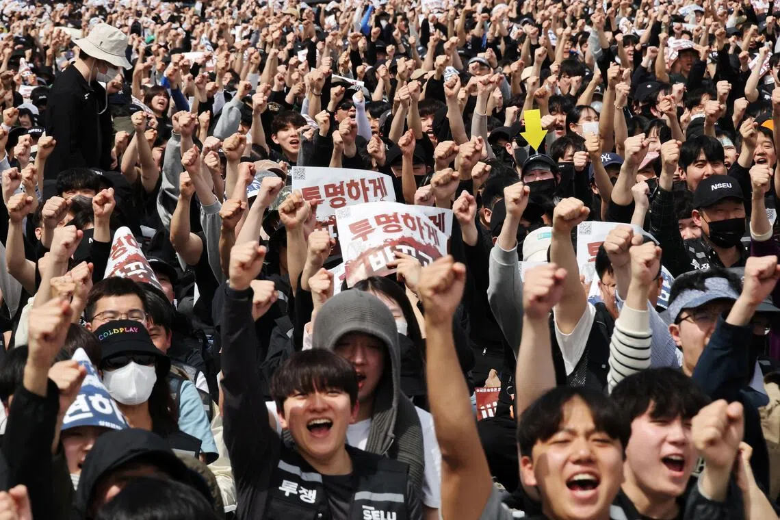 Samsung Electronics’ labour union members chant slogans during a protest against pay company’s compensation levels ahead of a planned lengthy strike in front of Samsung Electronics semiconductor plant in Pyeongtaek, South Korea, April 23, 2026. 