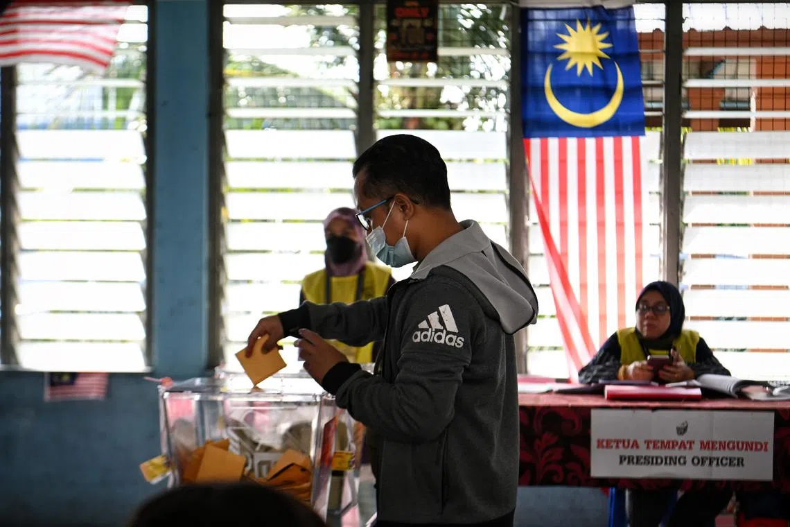 ST20221119_202255361884 Kua Chee Siong/ pixpolling19/ Early voters on Polling Day of Malaysia's 15th general election (GE15) in Tambun, Perak on 19 Nov 2022.