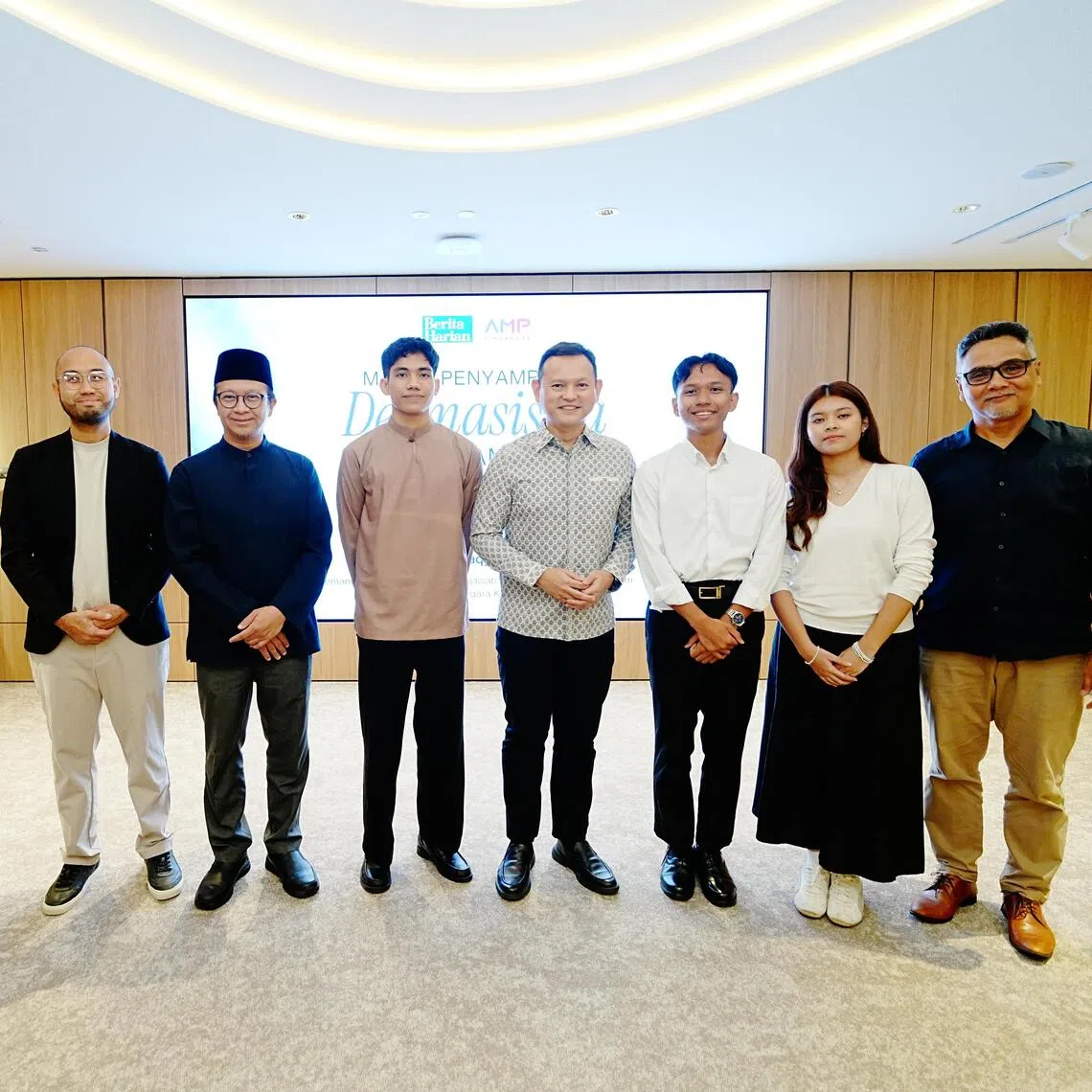 Acting Minister-in-charge of Muslim Affairs Zaqy Mohamad (fourth from right) with (from left)  Nur Sarah Binte Yusman, sister of a recipient not present, AMP Singapore executive director Mohksin Rashid, Ustaz Fathurrahman Dawoed, Syahmi Akmal Hakim Bin Mohamad Ismail, Ahmad Mussodaq Ahmad Mazhar, Haifa binte Norhaizal and BH Editor, Nazry Mokhta.