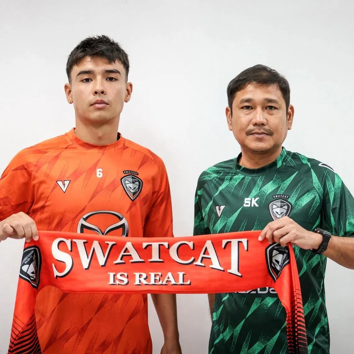 Jared Gallagher posing with Nakhon Ratchasima coach 
Surapong Kongthep. 