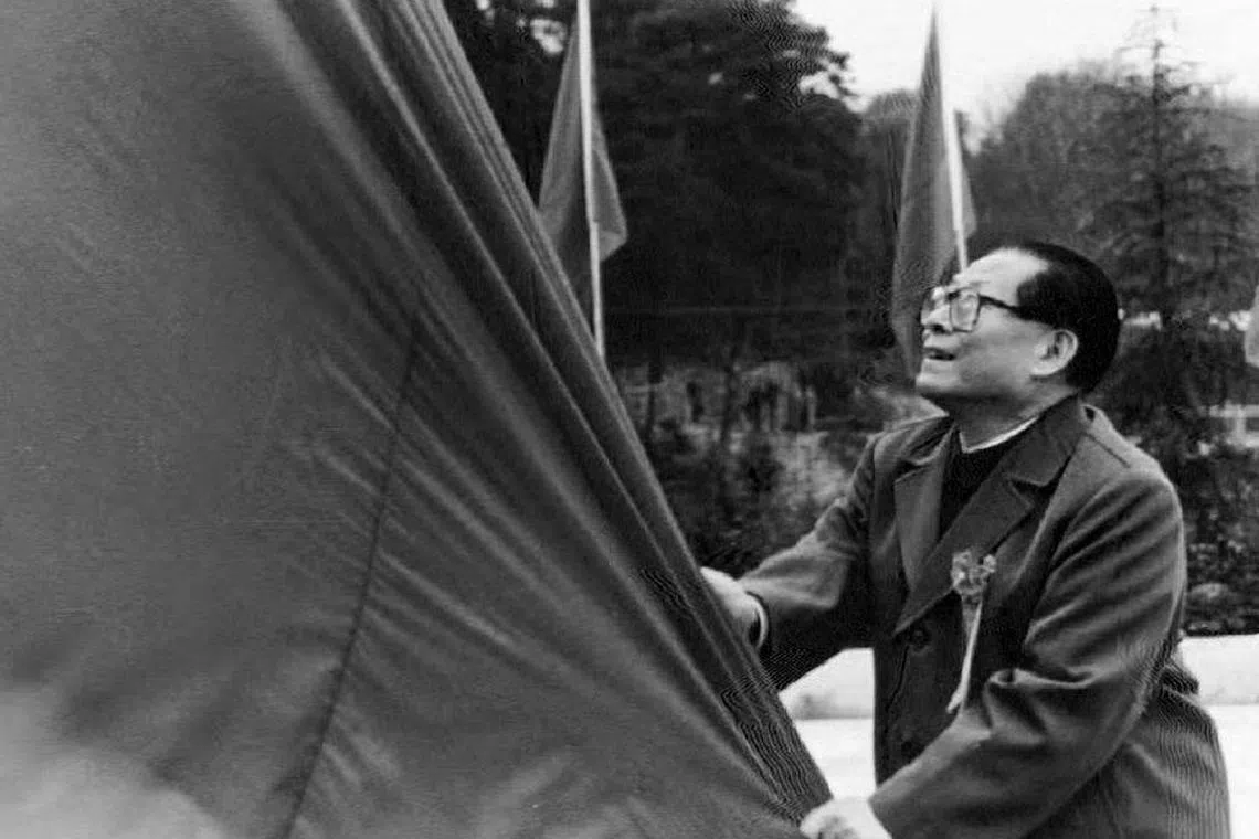 Then President Jiang Zemin unveiling a bronze statue of Mao Zedong in Shaoshan, Mao's hometown, in December 1993.
