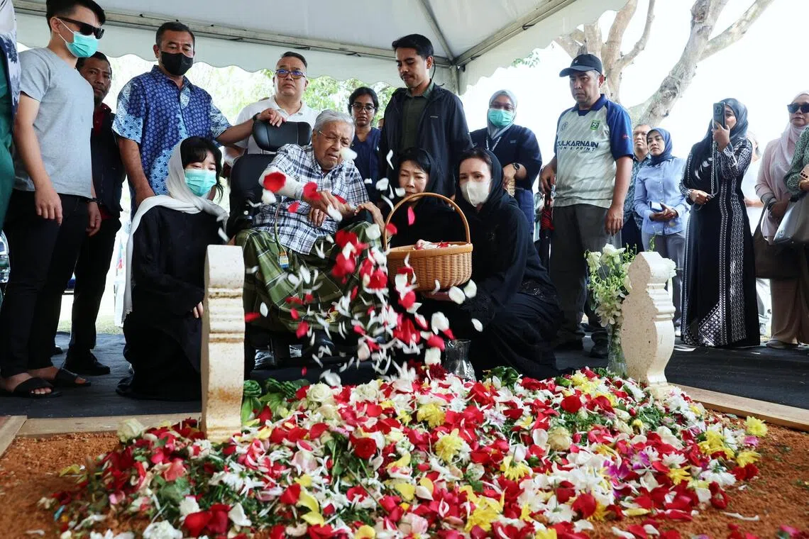 Give Mahathir space to grieve Siti Hasmah’s death, says son Mukhriz