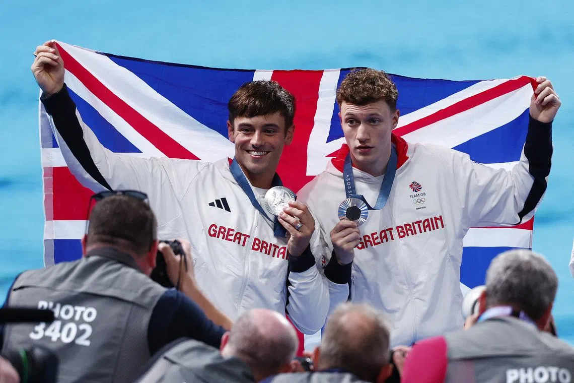 Paris 2024 Olympics - Diving - Men's Synchronised 10m Platform Victory Ceremony - Aquatics Centre, Saint-Denis, France - July 29, 2024. Silver medallists Thomas Daley of Britain and Noah Williams of Britain pose with their medals REUTERS/Gonzalo Fuentes