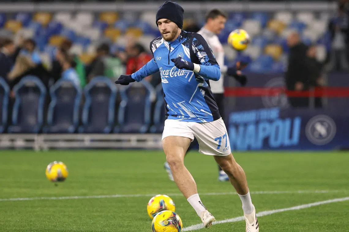 Soccer Football - Serie A - Napoli v Lazio - Stadio Diego Armando Maradona, Naples, Italy - December 8, 2024 Napoli's Khvicha Kvaratskhelia during the warm up before the match REUTERS/Ciro De Luca/File Photo