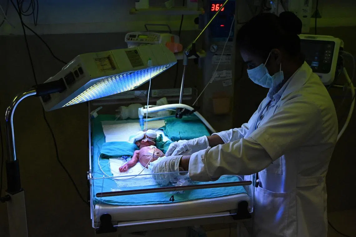 Allowing mothers or other caregivers and preterm babies to remain close from the start boosts the chances of survival.