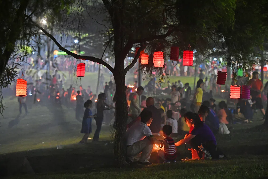 Instead of distributing 10 boxes of fancy mooncakes to colleagues or clients, why not gather people for a moon-viewing evening or lantern-making workshop, suggests the writer. 