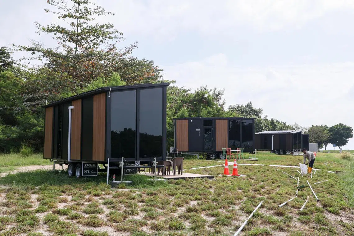 新加坡生态旅游住宿公司Big Tiny在南部的拉扎鲁斯岛上的五间小屋度假屋，即将在2023年4月份开放预订系统供公众预订，5月正式迎接住客。Big Tiny的预制