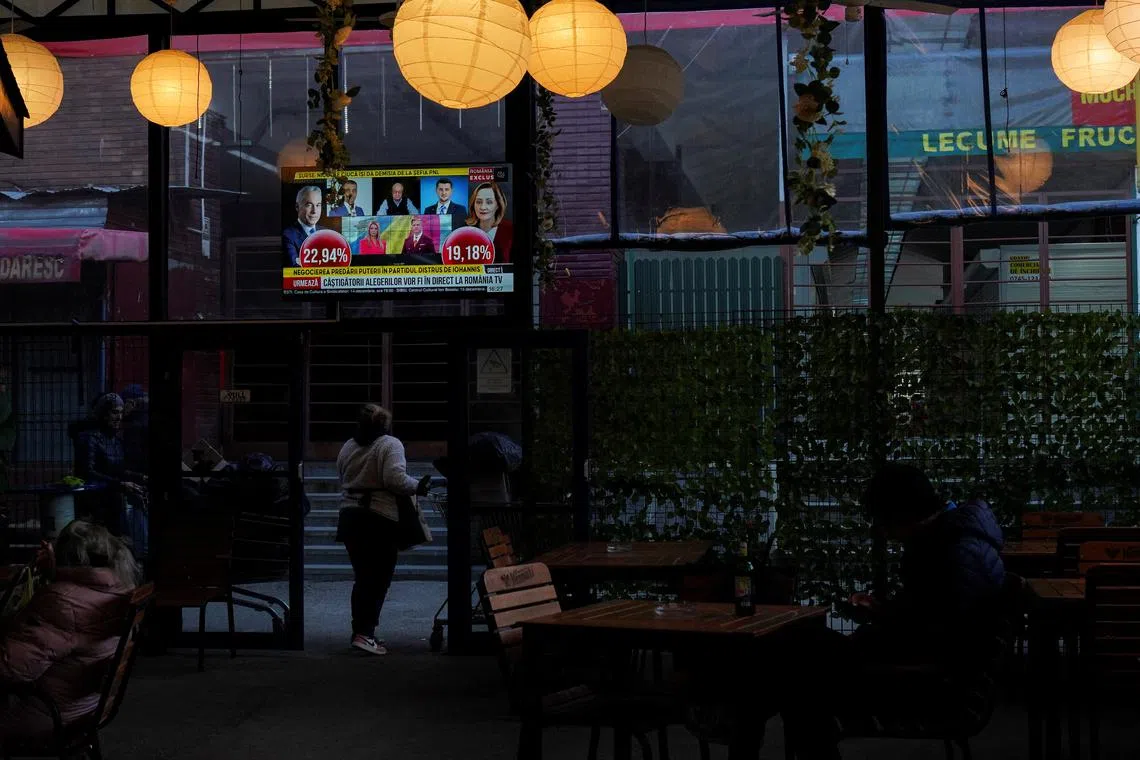News about the presidential election are broadcasted on TV at a restaurant in Bucharest, Romania, November 25, 2024. REUTERS/Andreea Campeanu