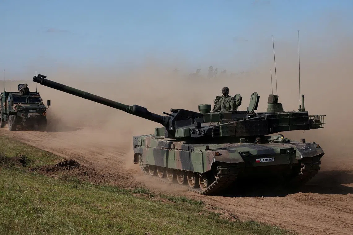 FILE PHOTO: Polish soldiers ride the South Korean-made K2 tank during trial drills prior to annual artillery show ‘Autumn Fire 23’ at a military range in Bemowo Piskie near Orzysz, Poland, September 16, 2023. REUTERS/Kacper Pempel/File Photo