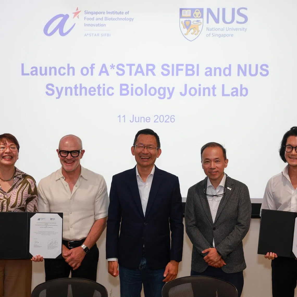 ST20260611_202663000810/Jasel Poh/azastar11

Dr Sze Tan, Executive Director, A*STAR SIFBI, Professor Jay Keasling, Lead Principal Investigator of the A*STAR SIFBI-NUS Synthetic Biology Joint Lab, Mr Beh Kian Teik, Chief Executive Officer, A*STAR, Professor Aaron Thean, NUS Deputy President (Academic Affairs) and Provost, and Professor Matthew Chang, Director, NUS Synthetic Biology for Clinical and Technological Innovation (SynCTI), at the the launch of A*STAR SIFBI and NUS Synthetic Biology Joint Lab on Jun 11, 2026.