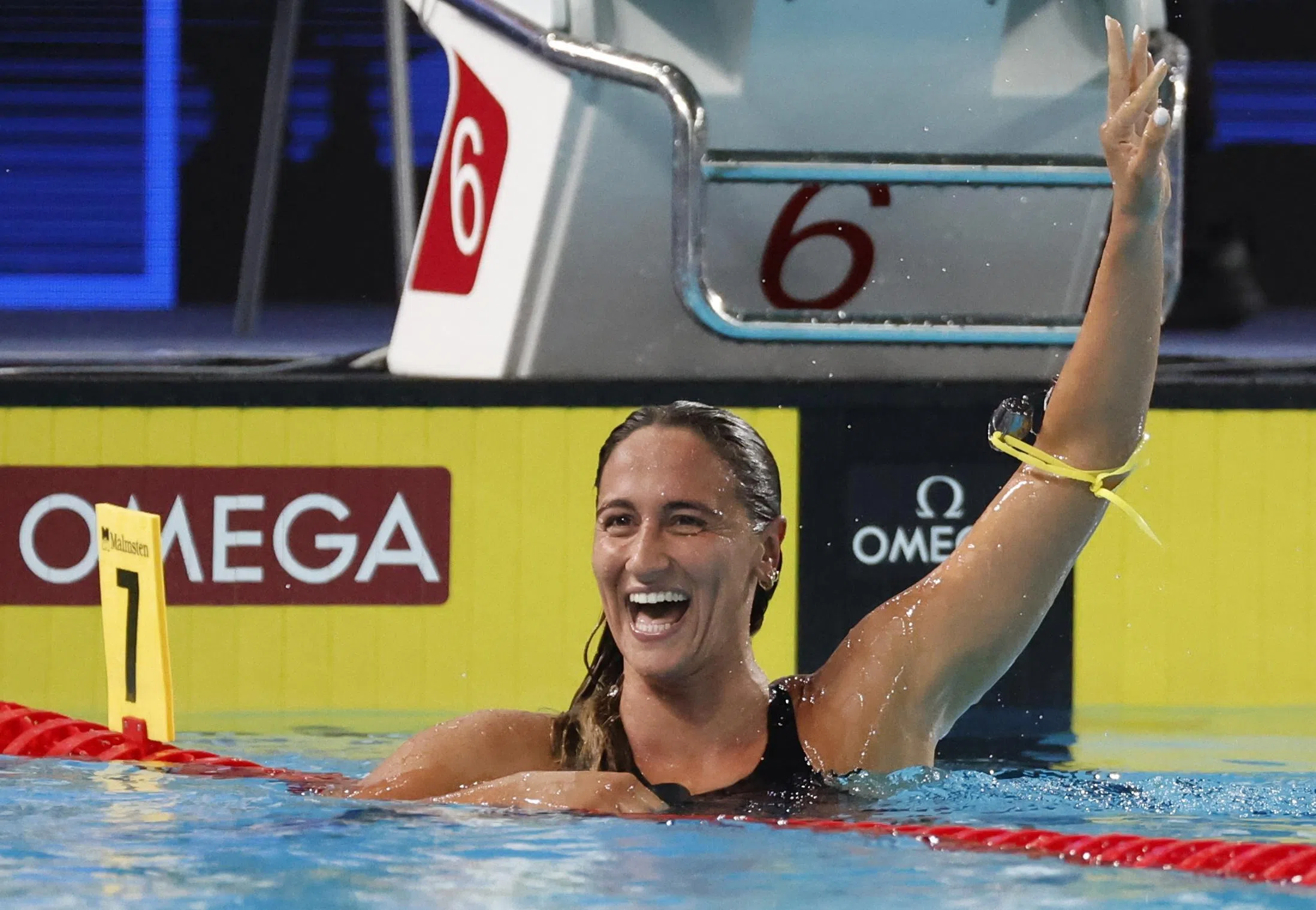 Italy’s Simona Quadarella celebrates winning the women’s 400m freestyle final at the European championships in Paris, on Aug 16.