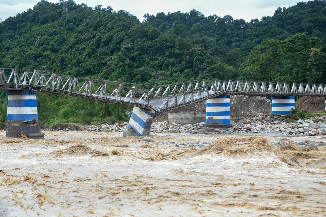 The collapsed Dudhia Iron Bridge over the Balason River after torrential rains in Darjeeling, India, October 5, 2025. REUTERS/Stringer