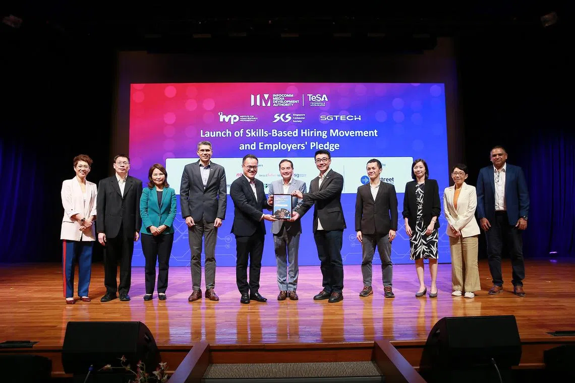 jsskills24 - Senior Minister of State, Ministry of Communications and Information, Mr Tan Kiat How   (centre) launched the Skills-Based Hiring Handbook, accompanied by IMDA, TIP Alliance and IHRP representatives.

Credit: MCI