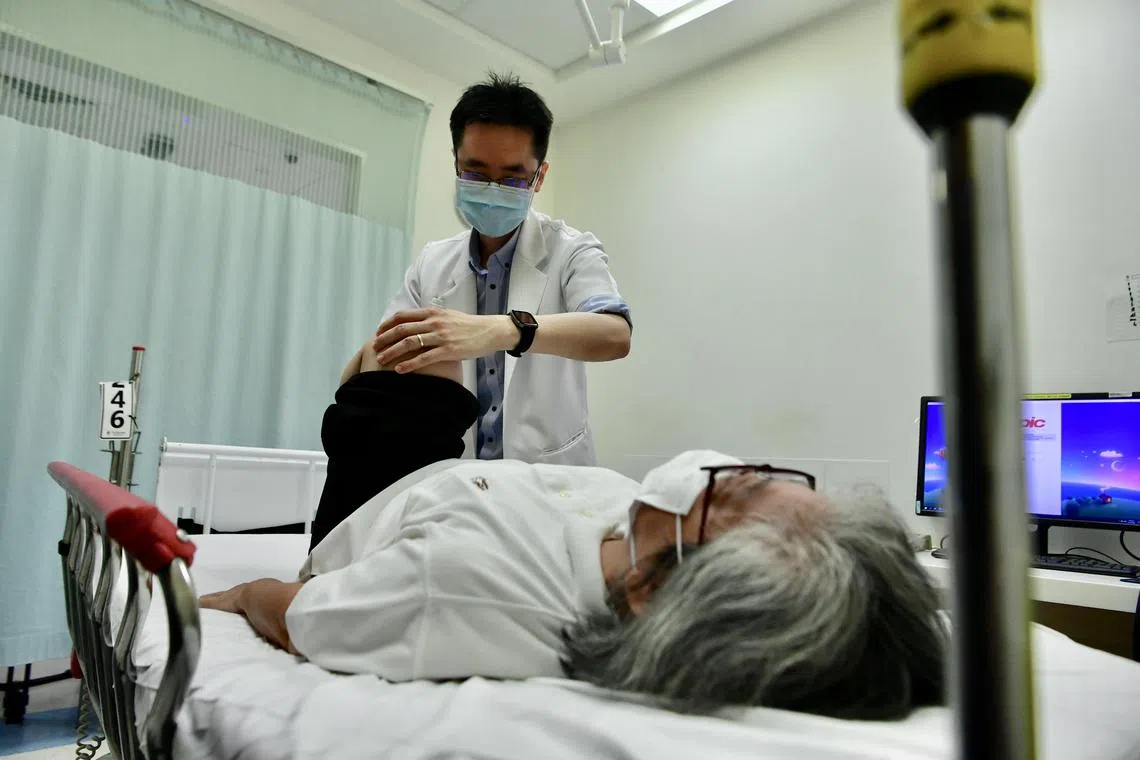 Businesswoman Sabrina Lau, 66, went to the emergency room at TTSH because of unbearable pain in her knee. She was seen by APP Jason Loh and just after two to three hours, she managed to go home with her medication. Her wait time at the ED was lesser than when she brought her mother in a few months earlier. They only went home after 12 hours.


To improve waiting time and provide timely care for patients with musculoskeletal (MSK) conditions, TTSH Emergency Department (ED) introduced a new model of care, where patients with such conditions will see a trained advanced practice physiotherapist (APP) instead of a doctor. The APPs are trained to independently manage acute musculoskeletal injuries and spinal pain and order medical imaging. They can see patients directly after registration and triage.