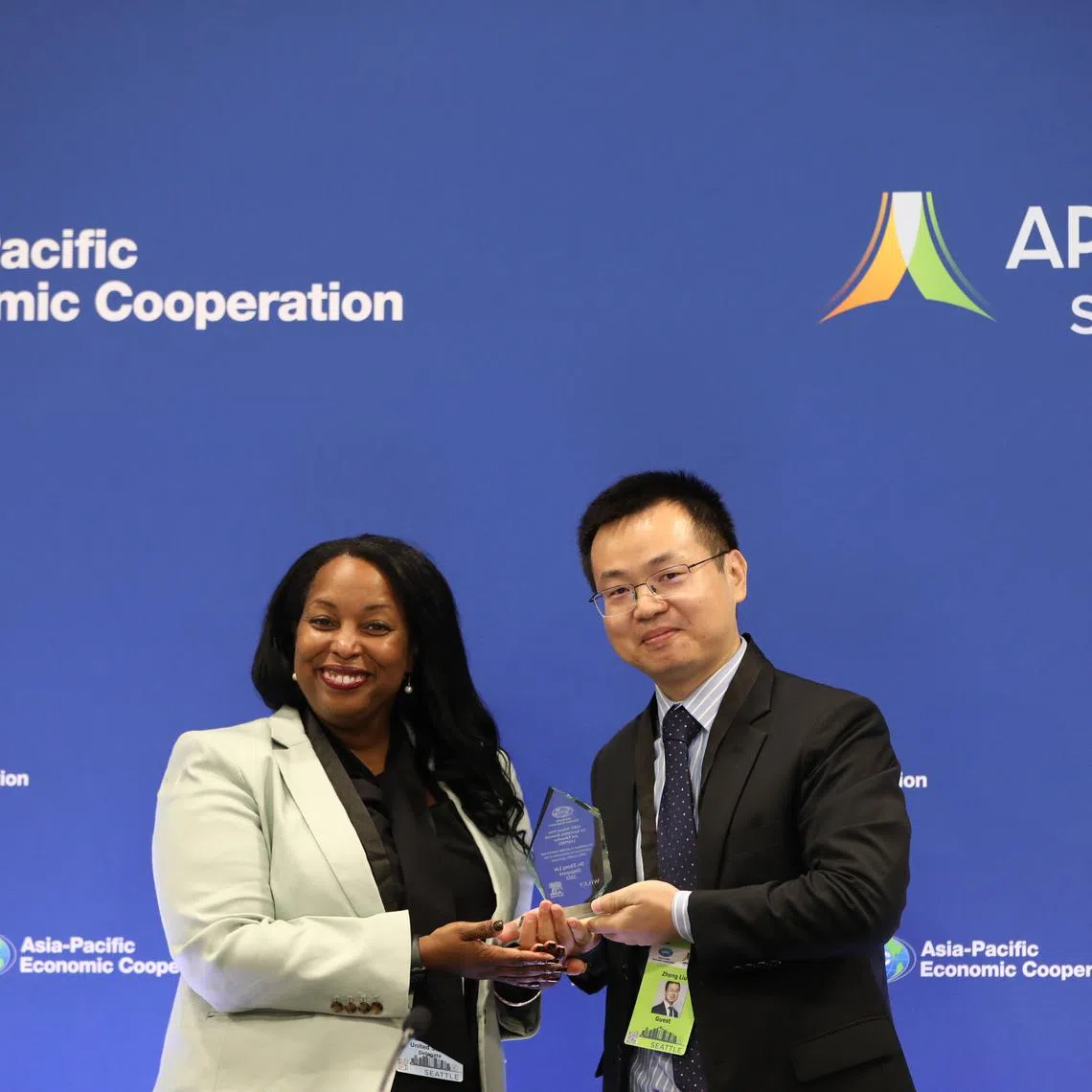 Professor Liu Zheng from NTU receiving the  2023 ASPIRE prize at the APEC award ceremony in the United States.