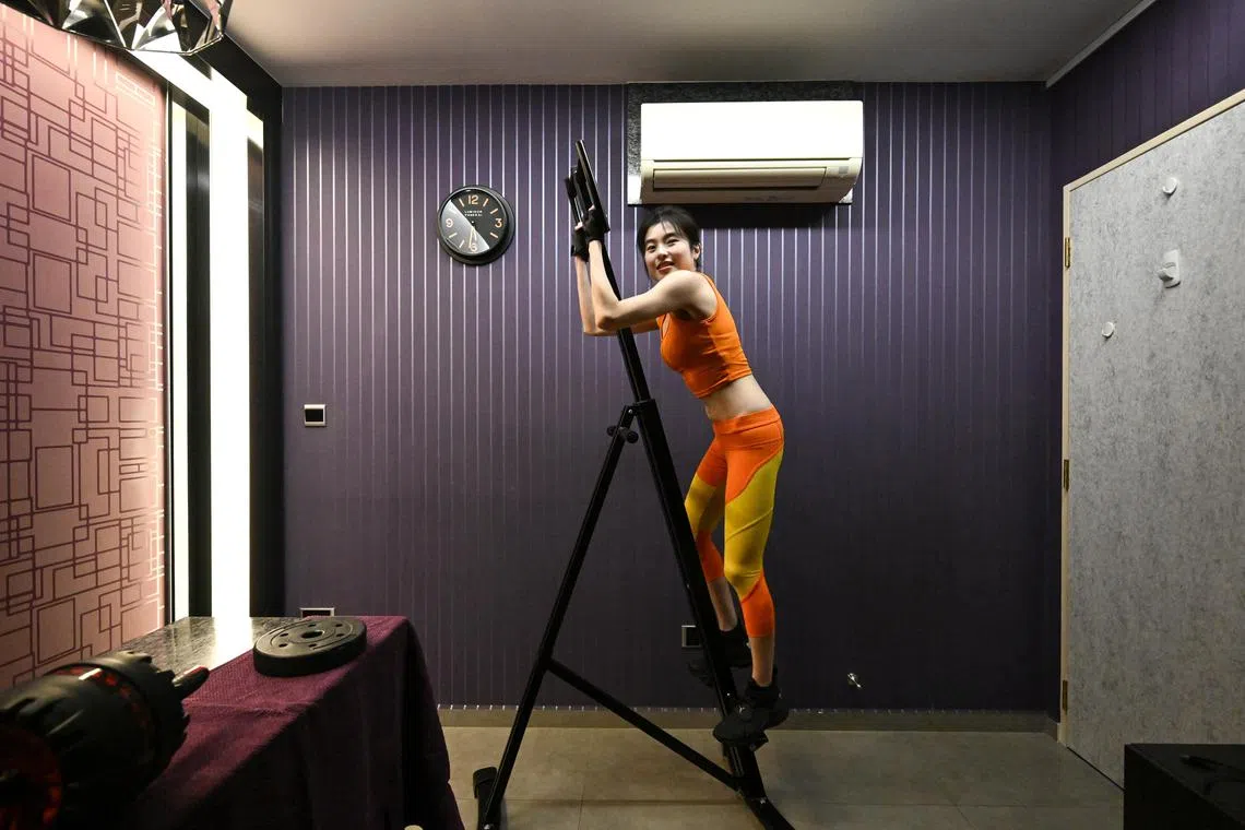 Ms Madelyn Yeo, 34, works out without aircon and uses equipment powered by her bodyweight and not electricity.