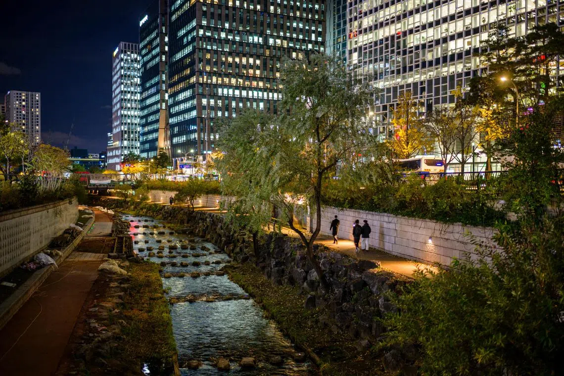 The PPS website used by all government institutions for making transactions froze for about an hour before it could be restored.