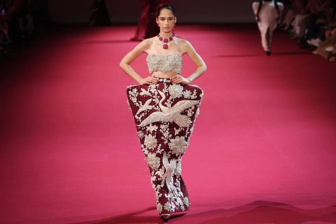 Un mannequin présente des pièces de la collection Haute Couture Femme Automne/Hiver 2026-2027 de Manish Malhotra dans le cadre de la Fashion Week de Paris le 8 juillet.