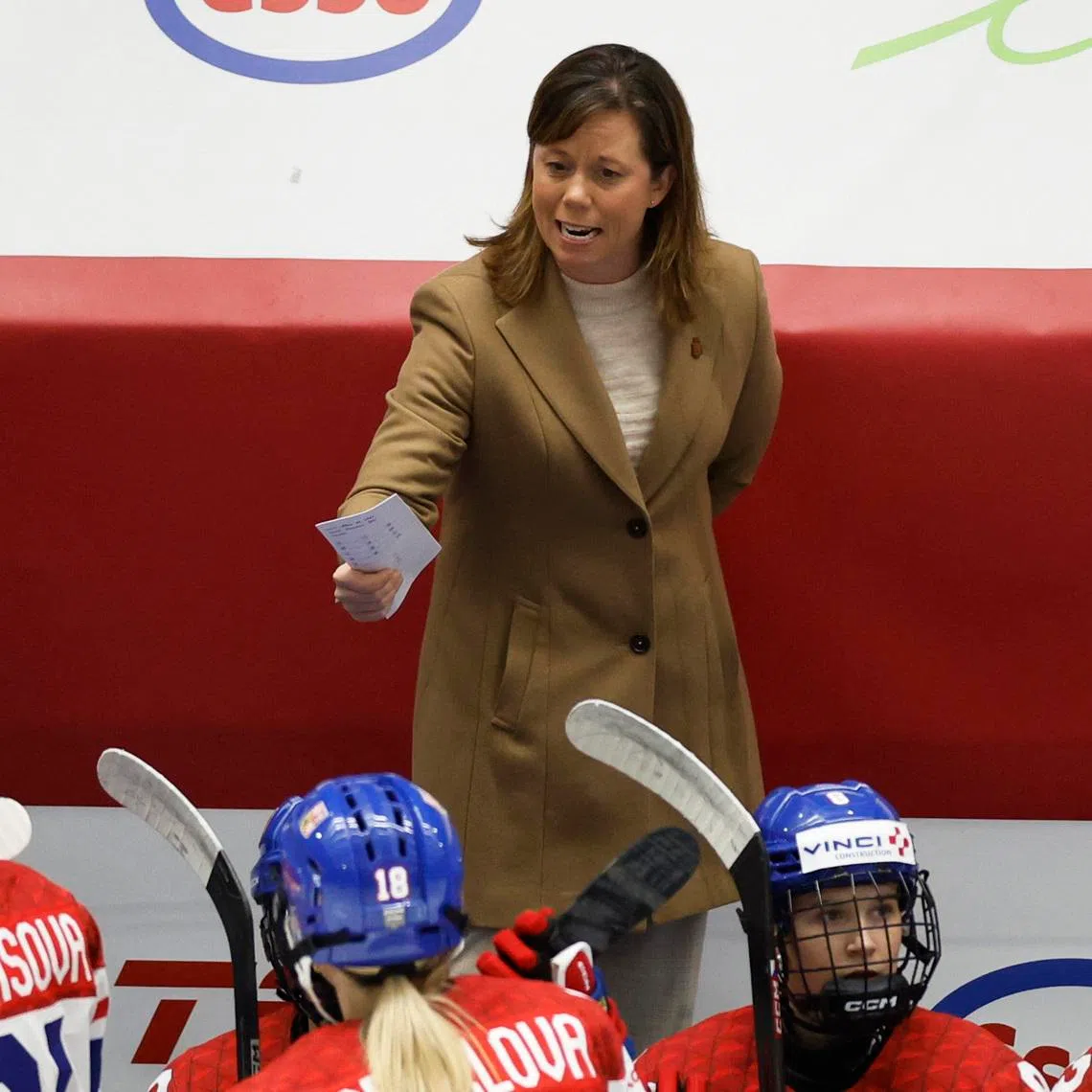 Ice Hockey - IIHF Women's World Championships - Bronze Medal Game - Finland v Czech Republic - Budvar Arena, Ceske Budejovice, Czech Republic - April 20, 2025 Czech Republic head coach Carla MacLeod speaks to players during the match REUTERS/David W Cerny
