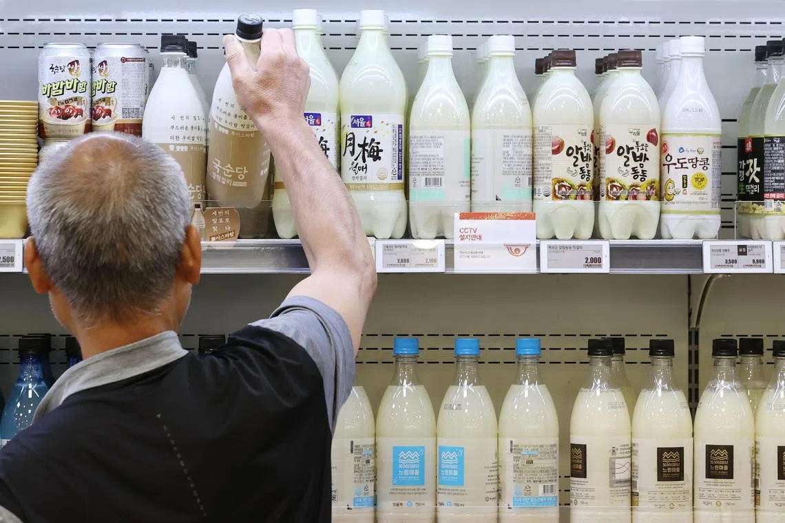 epa10725152 A customer selects a bottle of 'makgeolli' at a retail outlet in Seoul, South Korea, 04 July 2023, amid worries over the news that aspartame, an artificial non-saccharide sweetener commonly used as a sugar substitute in food and beverages, may be designated as 'possibly carcinogenic to humans' by the International Agency for Research on Cancer (IARC).  EPA-EFE/YONHAP SOUTH KOREA OUT