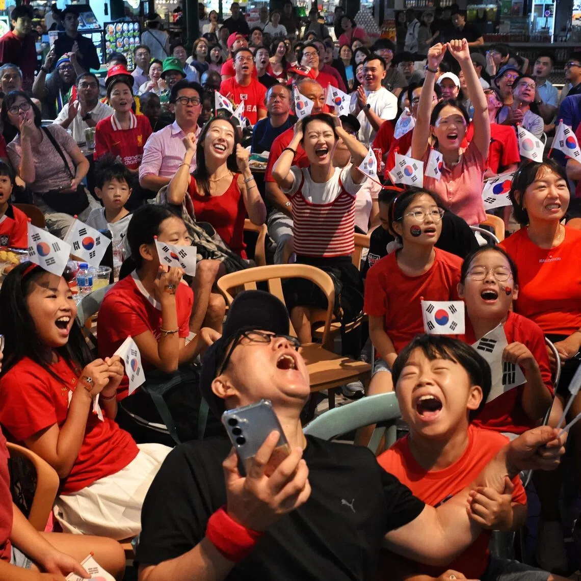 Disappointed South Korean fans are still hopeful that their team will qualify for the round of 32 of the World Cup.