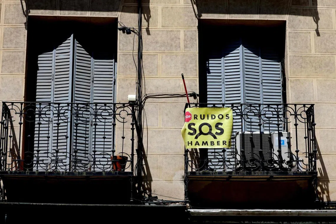 Signs have been put up on balconies to denounce the noise in the Chamberi district of Madrid, on July 9, 2025.