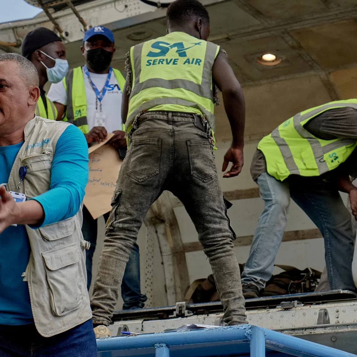 FILE PHOTO: UNICEF staff and airport workers receive an aircraft carrying medical supplies as authorities and aid agencies intensified efforts to contain a new Ebola outbreak at the Bunia National Airport in Bunia, Ituri province, Democratic Republic of Congo, May 19, 2026. REUTERS/Gradel Muyisa Mumbere/File Photo