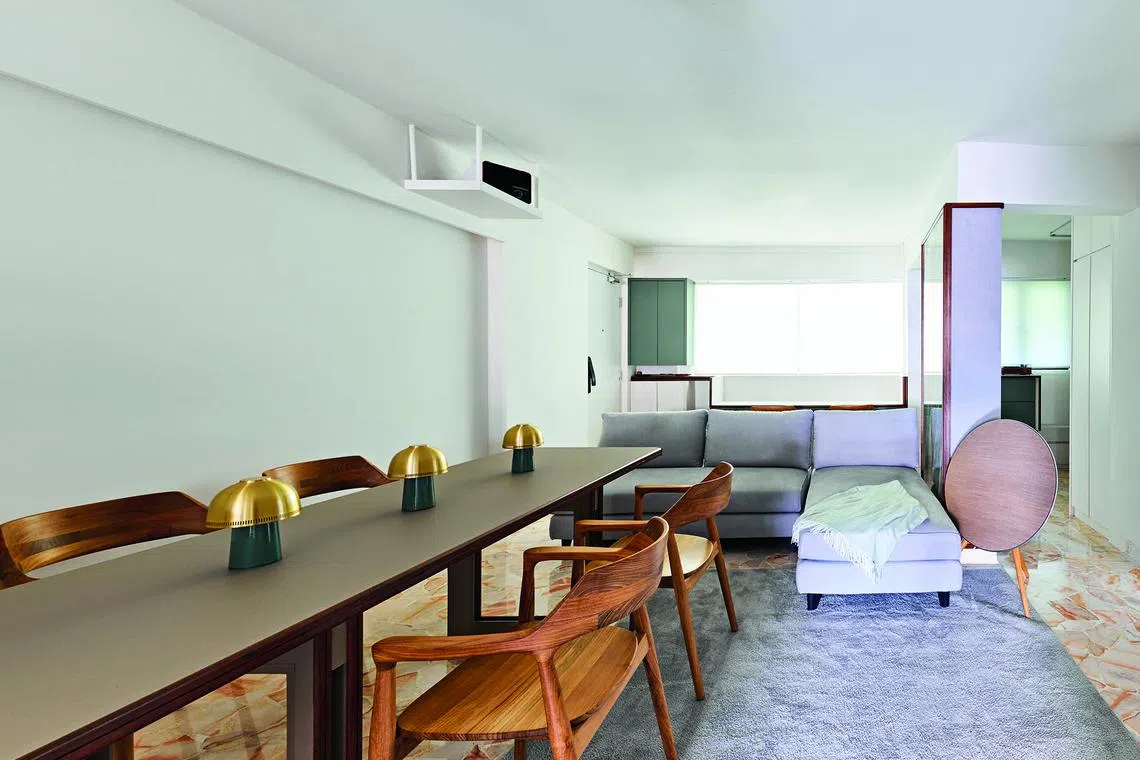 A modular sofa
and customdesigned
dining table on
lockable wheels
allow the couple
the flexibility of
reconfiguring
the layout of
the living and
dining areas to
suit different
purposes.