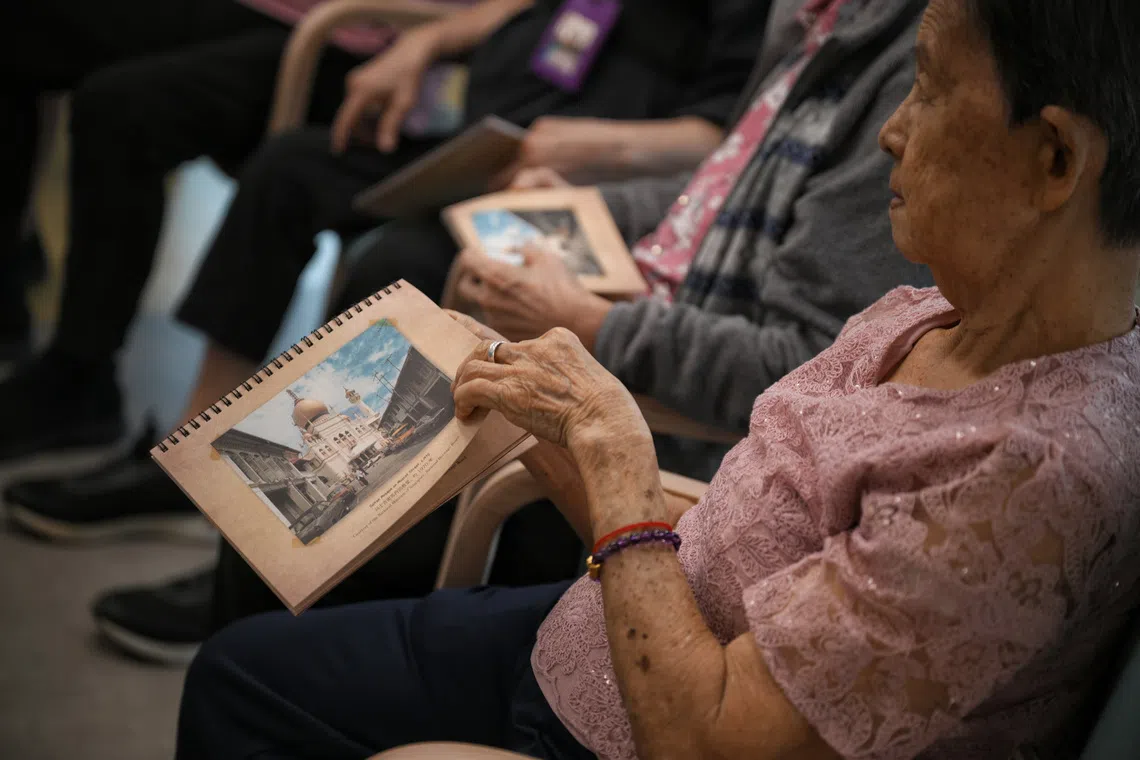 Seniors with mild to moderate dementia are getting help to recall their personal memories with vinyl records and other familiar items from a bygone era.