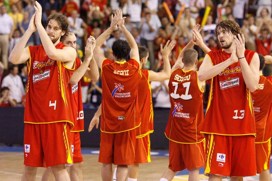 Spain's Pau Gasol (L) and Marc Gasol (R) celebrate after winning against Portugal during their European championship Group B preliminary round basketball match in Seville September 3, 2007. REUTERS/Marcelo del Pozo (SPAIN)/File Photo
