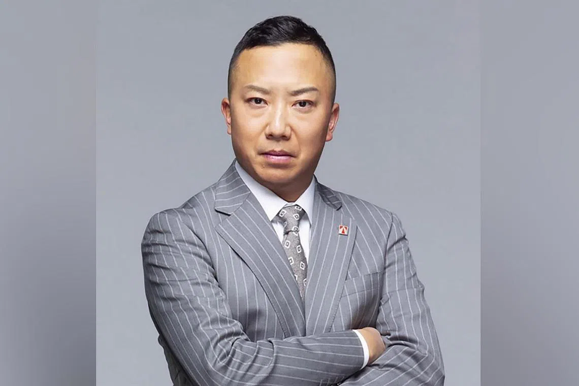 Japanese kabuki actor Ennosuke Ichikawa played Taiji Isayama in the TV series Hanzawa Naoki.