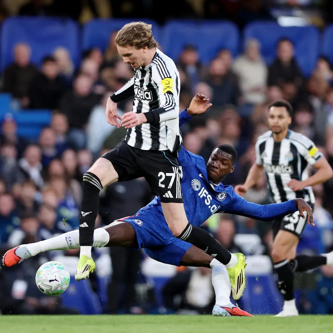 Soccer Football - Premier League - Chelsea v Newcastle United - Stamford Bridge, London, Britain - March 14, 2026 Chelsea's Moises Caicedo in action with Newcastle United's Anthony Gordon REUTERS/David Klein