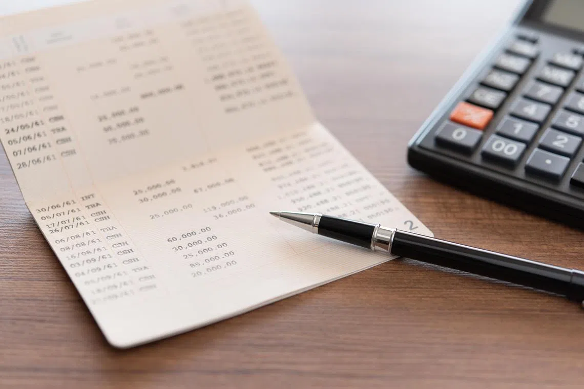 home finance concept. pen ,bank book account and calculator on desk.

银行 户头 账户 签名