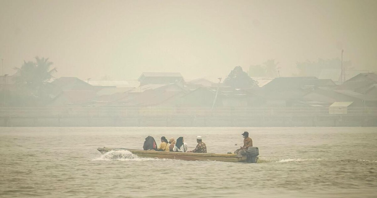 Indonesia’s forest fires will be extinguished within a month, Environment Minister says
