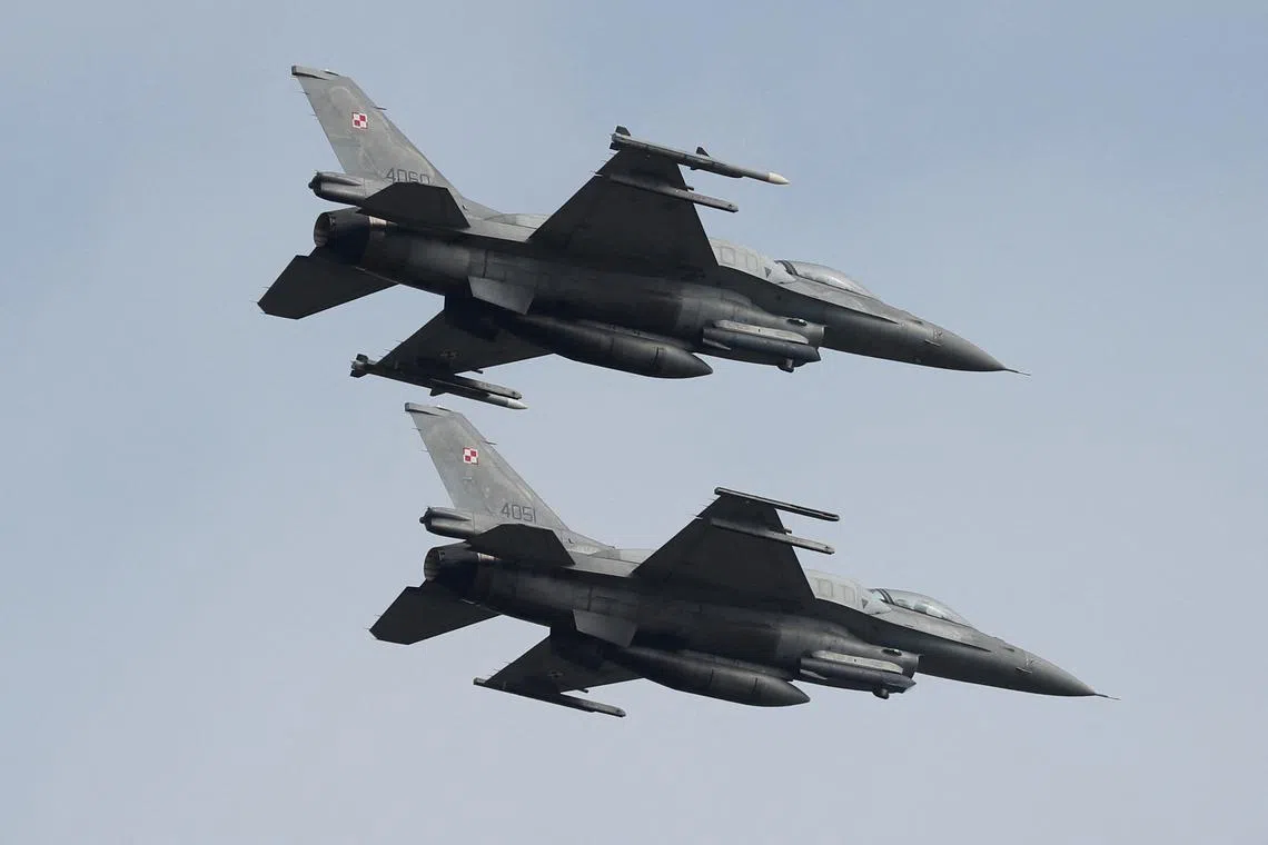 FILE PHOTO: Polish Air Force F-16 fighter jets fly in formation during the Clear Sky 2018 multinational military drills at Starokostiantyniv Air Base in Khmelnytskyi Region, Ukraine October 12, 2018. REUTERS/Gleb Garanich/File Photo