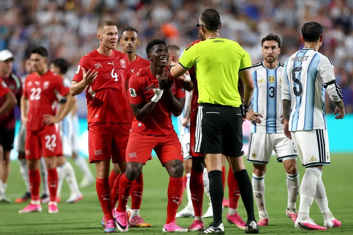 KANSAS CITY, MISSOURI - JULY 11: Breel Embolo #7 of Switzerland argues with referee Joao Pinheiro following his second yellow card and subsequent red card during the FIFA World Cup 2026 Quarter Final match between Argentina and Switzerland at Kansas City Stadium on July 11, 2026 in Kansas City, Missouri.   Lars Baron/Getty Images/AFP (Photo by Lars Baron / GETTY IMAGES NORTH AMERICA / Getty Images via AFP)