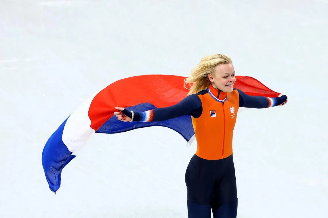 Milano Cortina 2026 Olympics - Short Track Speed Skating - Women's 1000m - Finals - Milano Ice Skating Arena, Milan, Italy - February 16, 2026. Xandra Velzeboer of Netherlands celebrates with her national flag after winning gold in the Women's 1000m Finals REUTERS/Claudia Greco