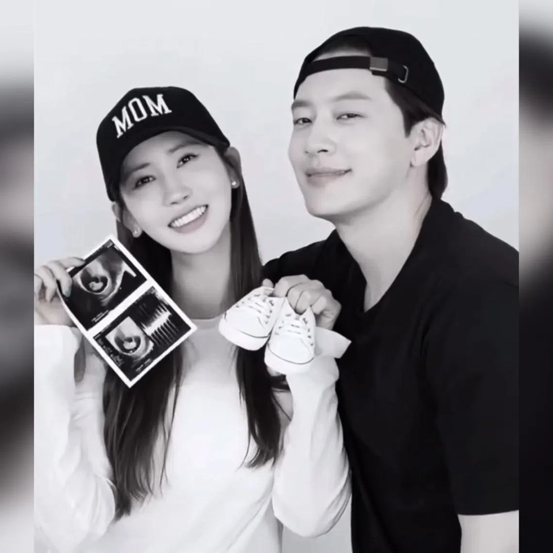 South Korean singer Se7en and actress Lee Da-hae announced that they are expecting their first child.