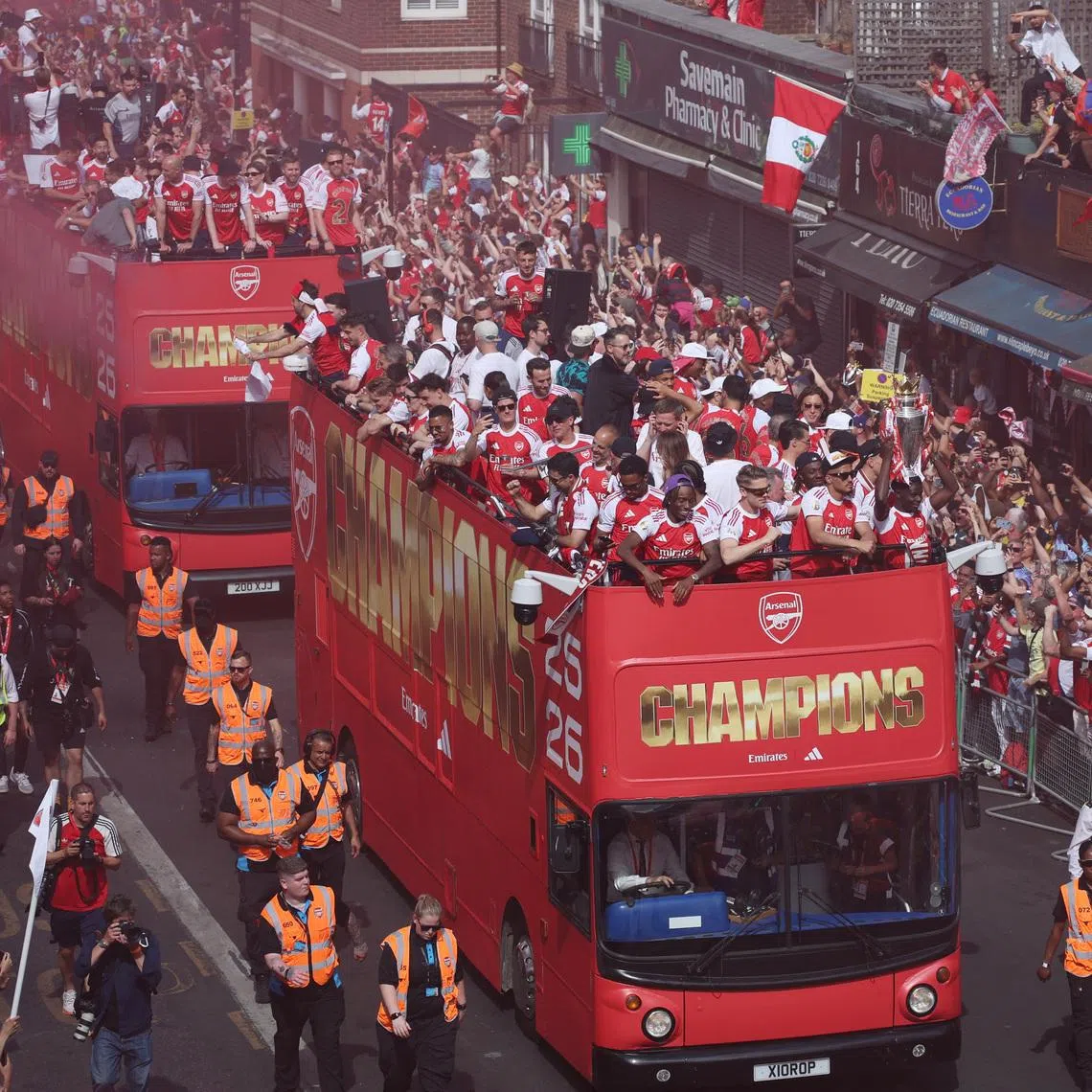 Soccer Football - Premier League - Arsenal Victory Parade - London, Britain - May 31, 2026 General view as Arsenal players celebrate with the Premier League trophy during the victory parade REUTERS/Isabel Infantes