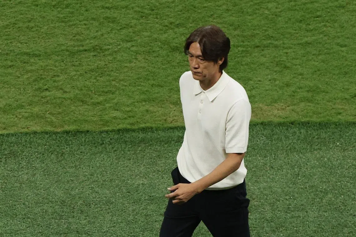 FILE PHOTO: Soccer Football - FIFA World Cup 2026 - Group A - Mexico v South Korea - Estadio Guadalajara, Guadalajara, Mexico - June 18, 2026 South Korea coach Hong Myung-bo after the half time whistle REUTERS/Amanda Perobelli/File Photo