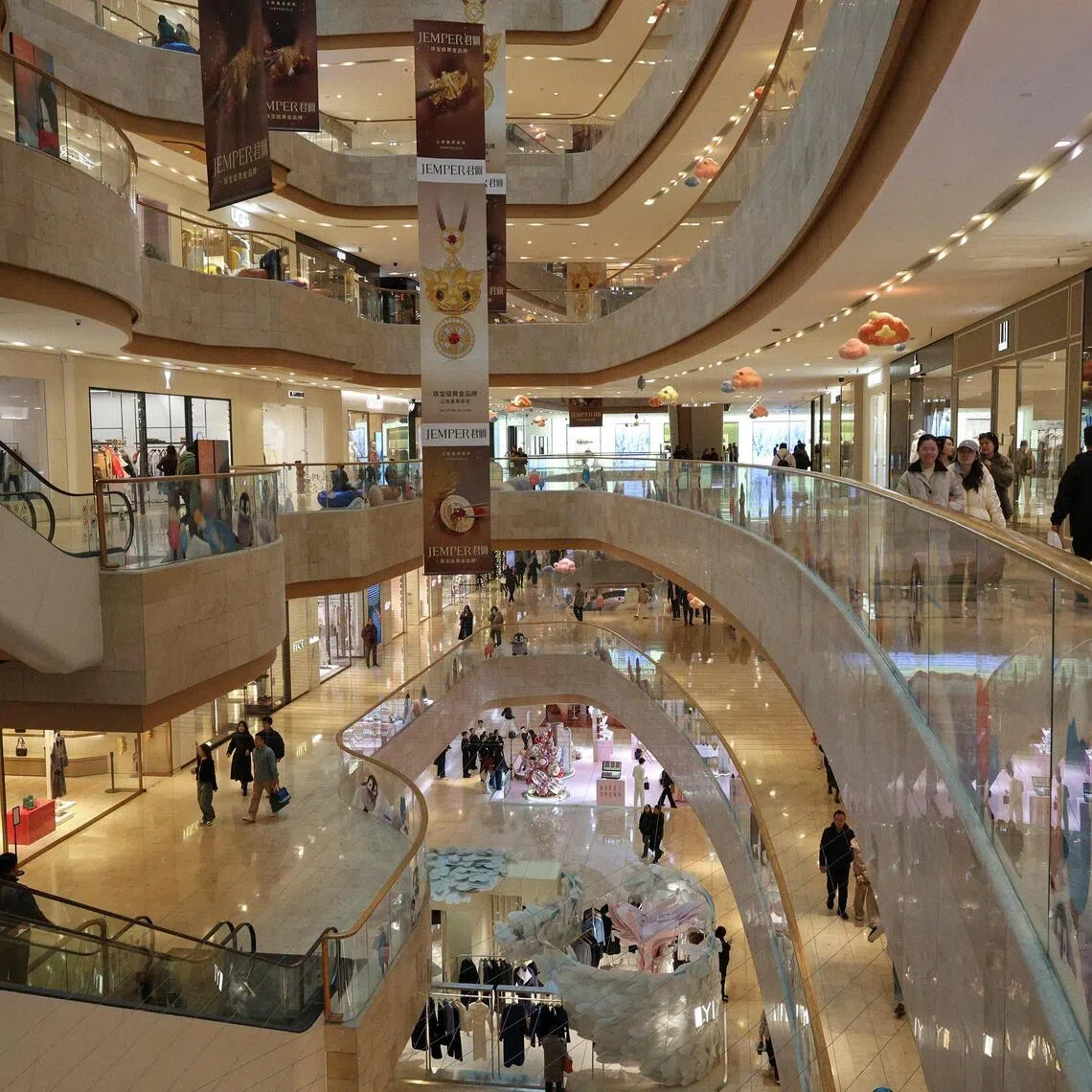 Chinese President Xi Jinping urged officials to pay close attention to the recent slump in capital investment but asked them to deal with it calmly.