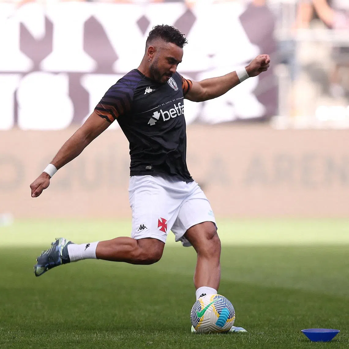 FILE PHOTO: Soccer Football - Brasileiro Championship - Corinthians v Vasco da Gama - Neo Quimica Arena, Sao Paulo, Brazil - November 24, 2024 Vasco da Gama's Dimitri Payet during the warm up before the match REUTERS/Carla Carniel/File Photo